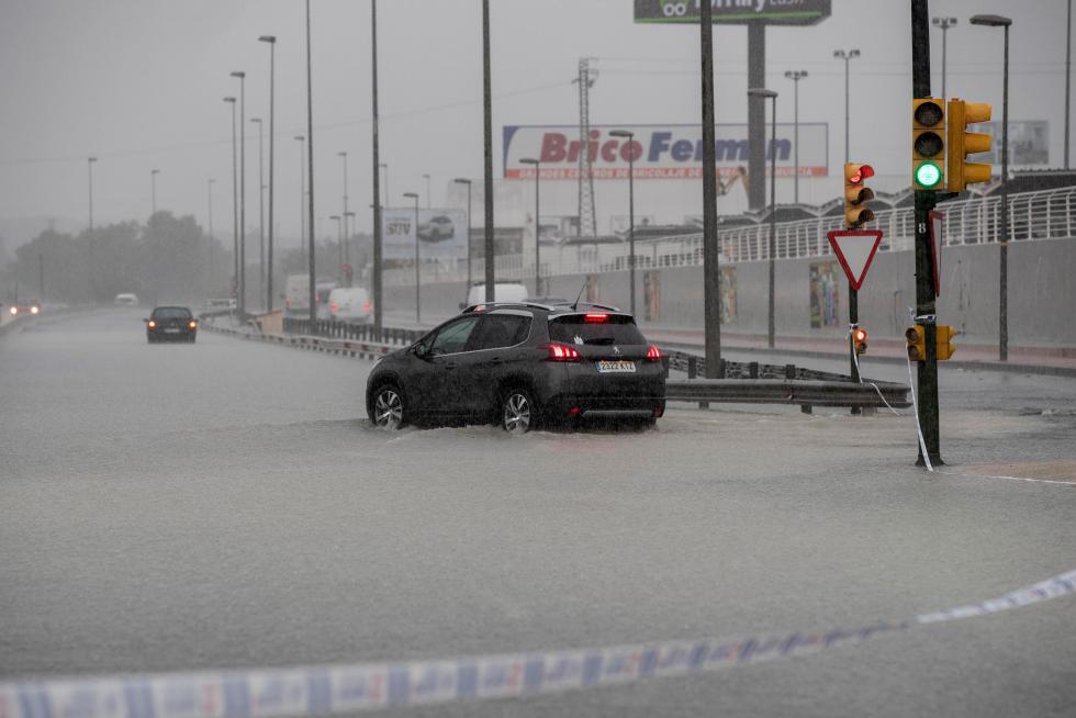 El temporal de lluvias en el levante español deja dos muertos, varios heridos y decenas de desalojados por las inundaciones.