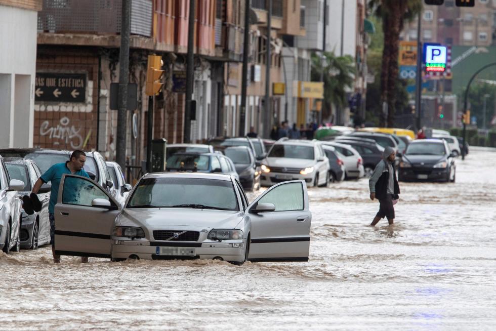 El temporal de lluvias en el levante español deja dos muertos, varios heridos y decenas de desalojados por las inundaciones.
