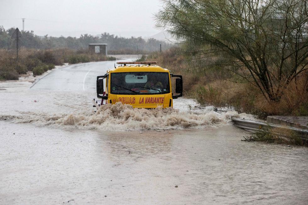 El temporal de lluvias en el levante español deja dos muertos, varios heridos y decenas de desalojados por las inundaciones.