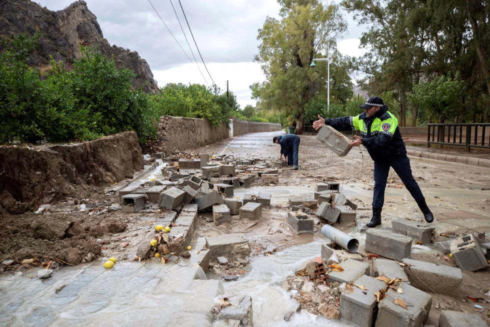 El temporal de lluvias deja dos muertos, varios heridos y decenas de desalojados en el este peninsular. Las provincias más afectadas son Valencia, Alicante y Murcia.