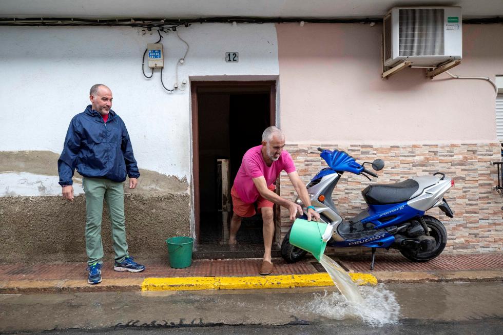 El temporal de lluvias deja dos muertos, varios heridos y decenas de desalojados en el este peninsular. Las provincias más afectadas son Valencia, Alicante y Murcia.