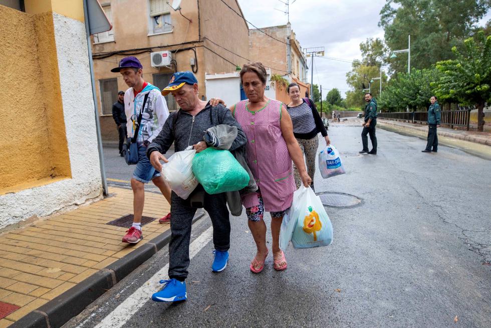 El temporal de lluvias deja dos muertos, varios heridos y decenas de desalojados en el este peninsular. Las provincias más afectadas son Valencia, Alicante y Murcia.