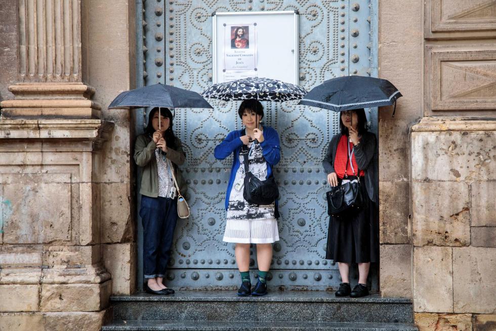 El temporal de lluvias deja dos muertos, varios heridos y decenas de desalojados en el este peninsular. Las provincias más afectadas son Valencia, Alicante y Murcia.