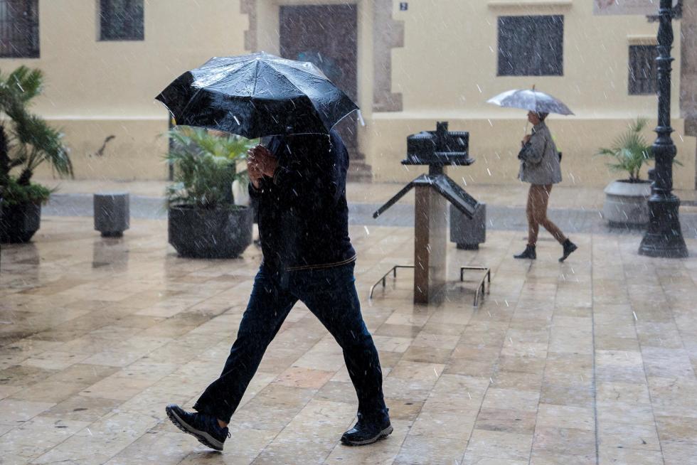El temporal de lluvias deja dos muertos, varios heridos y decenas de desalojados en el este peninsular. Las provincias más afectadas son Valencia, Alicante y Murcia.