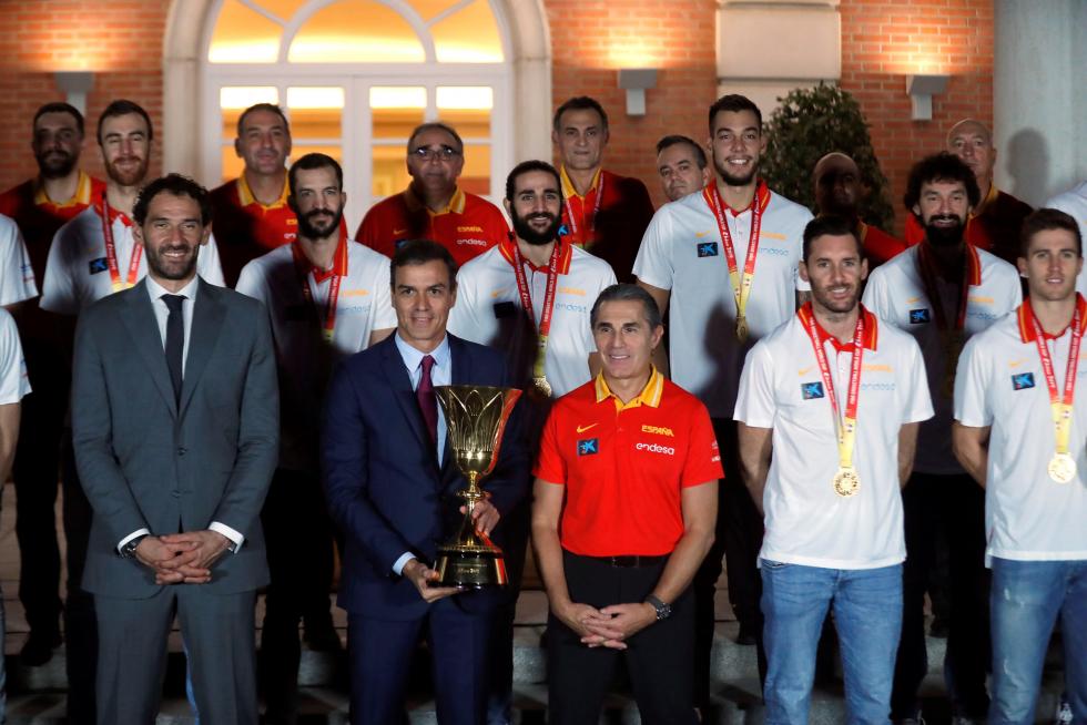 El presidente del Gobierno en funciones Pedro Sánchez (c) recibe del seleccionador nacional de baloncesto Sergio Scariolo y a los jugadores de la selección