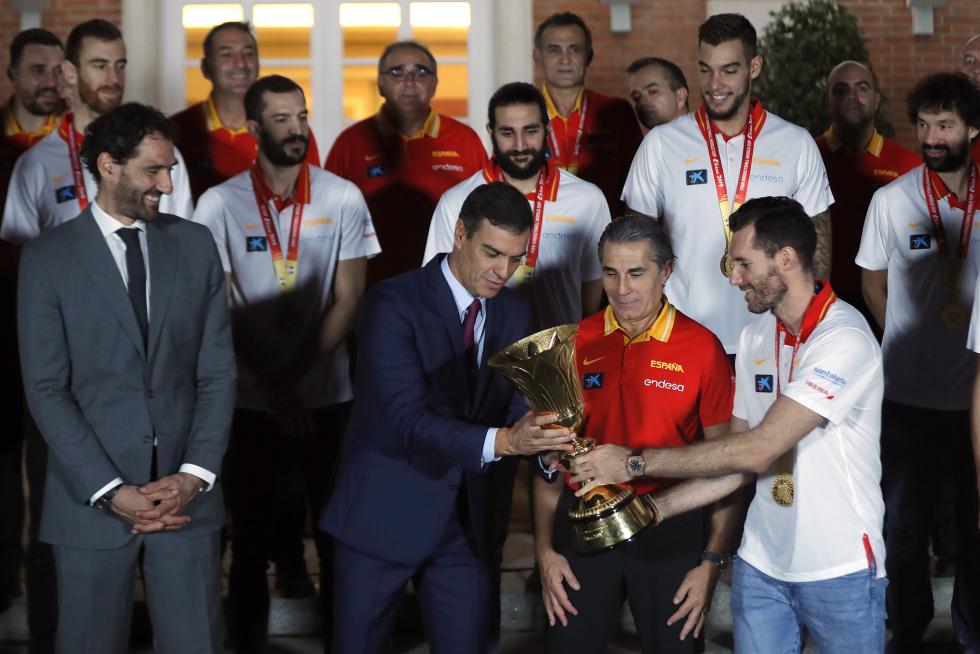 El presidente del Gobierno en funciones Pedro Sánchez (c) recibe del seleccionador nacional de baloncesto Sergio Scariolo y a los jugadores de la selección