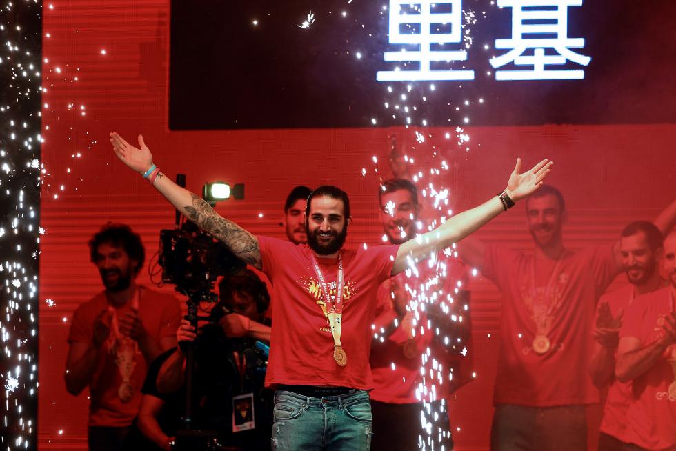 Jugadores y cuerpo técnico de la selección española de baloncesto durante la celebración esta noche en la madrileña plaza de Colón
