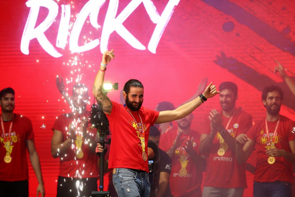 Jugadores y cuerpo técnico de la selección española de baloncesto durante la celebración esta noche en la madrileña plaza de Colón