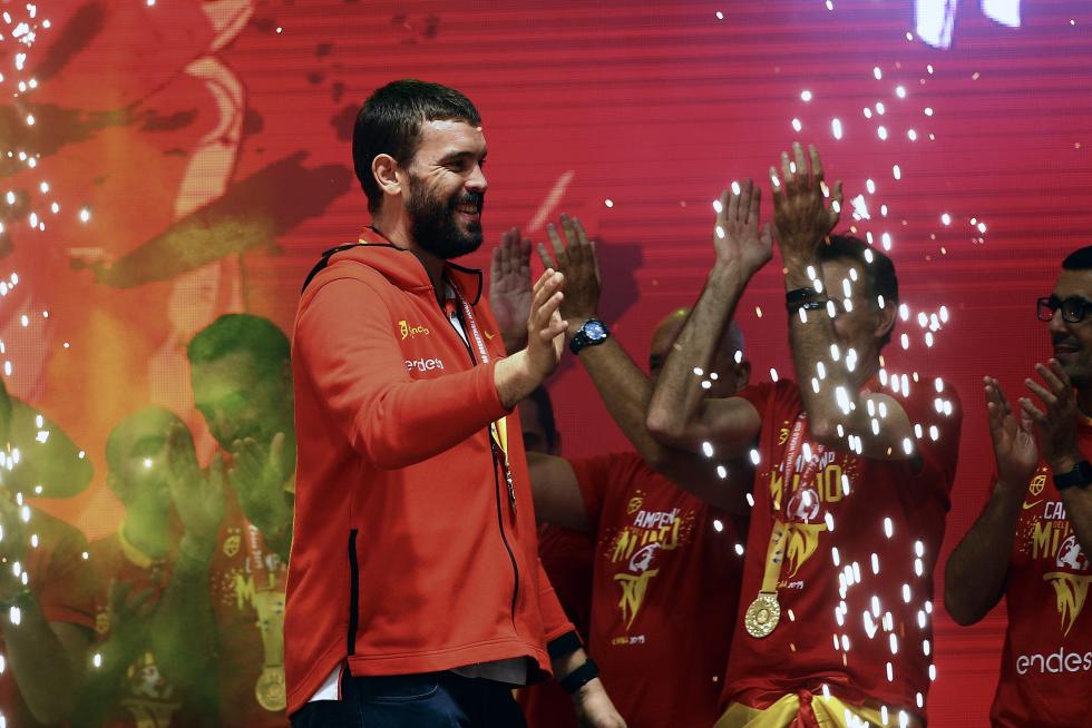Jugadores y cuerpo técnico de la selección española de baloncesto durante la celebración esta noche en la madrileña plaza de Colón