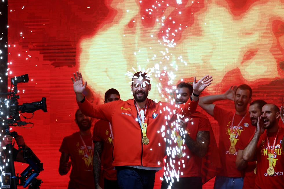 Jugadores y cuerpo técnico de la selección española de baloncesto durante la celebración esta noche en la madrileña plaza de Colón