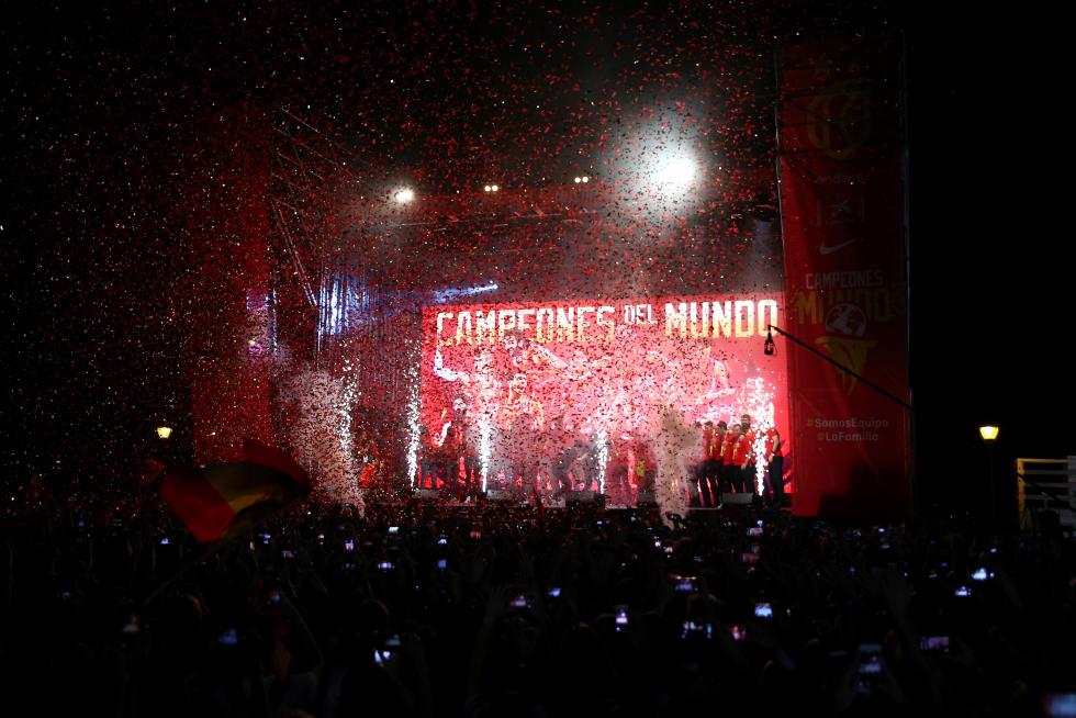 Jugadores y cuerpo técnico de la selección española de baloncesto durante la celebración esta noche en la madrileña plaza de Colón