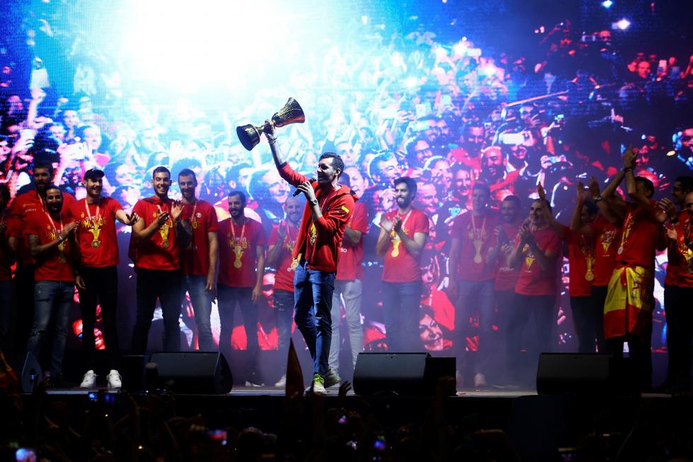 Jugadores y cuerpo técnico de la selección española de baloncesto durante la celebración esta noche en la madrileña plaza de Colón