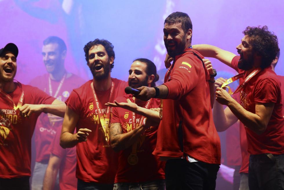 Jugadores y cuerpo técnico de la selección española de baloncesto durante la celebración esta noche en la madrileña plaza de Colón