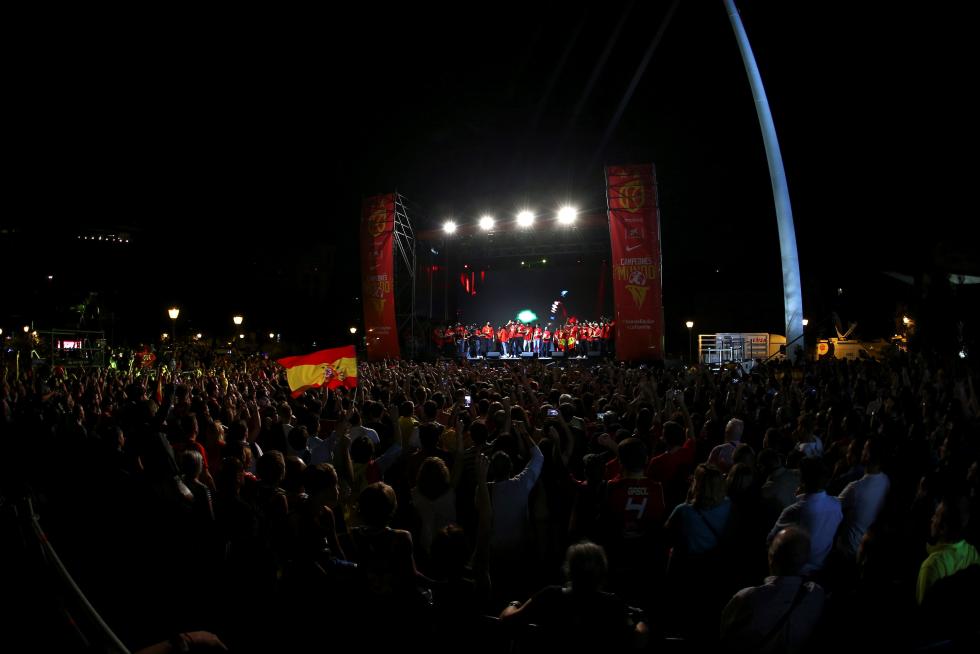 Jugadores y cuerpo técnico de la selección española de baloncesto durante la celebración esta noche en la madrileña plaza de Colón