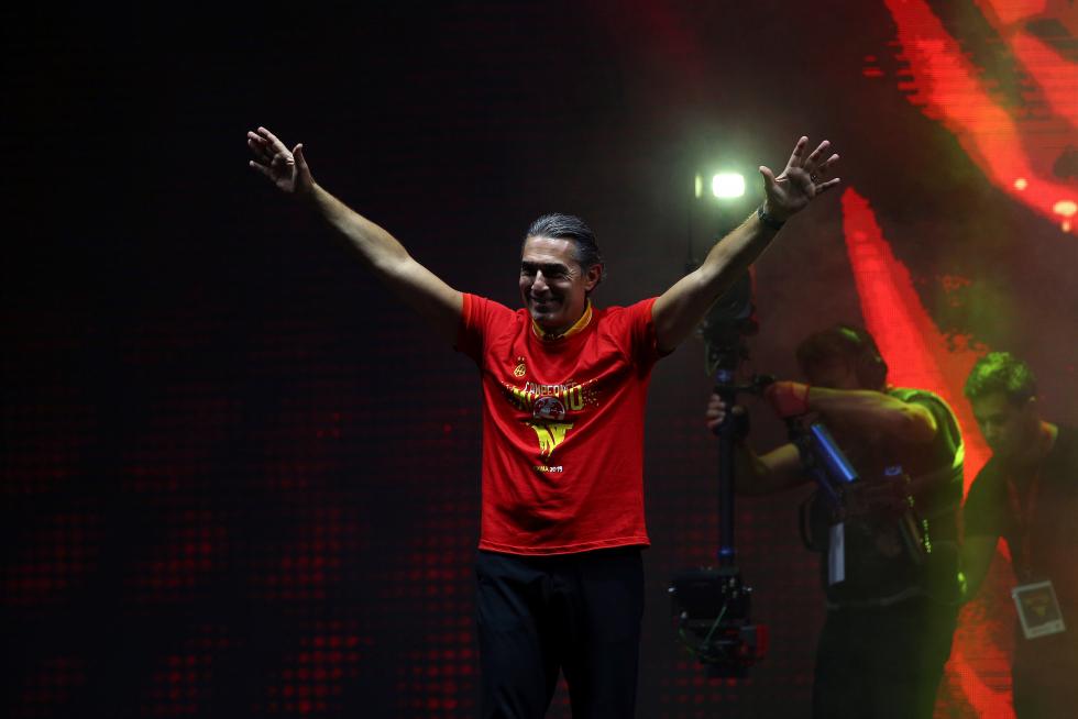 Jugadores y cuerpo técnico de la selección española de baloncesto durante la celebración esta noche en la madrileña plaza de Colón
