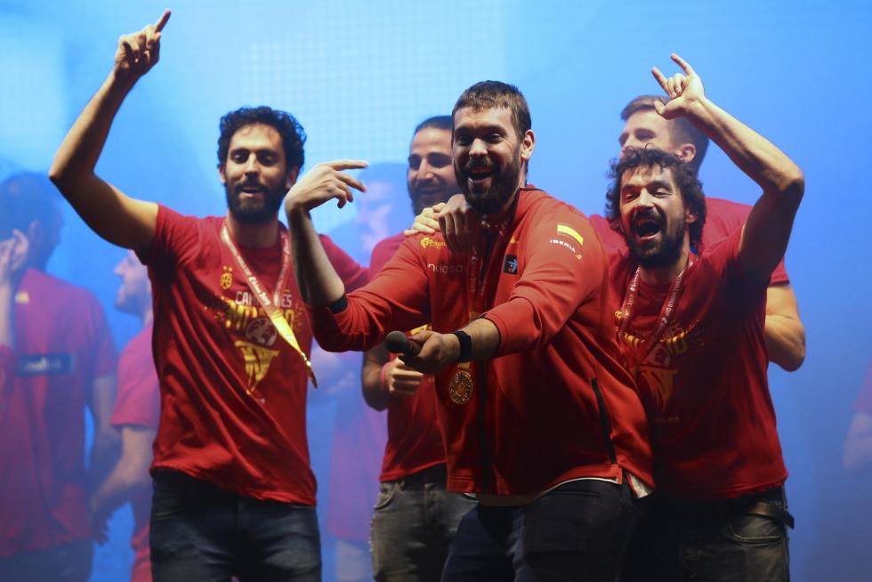 Jugadores y cuerpo técnico de la selección española de baloncesto durante la celebración esta noche en la madrileña plaza de Colón
