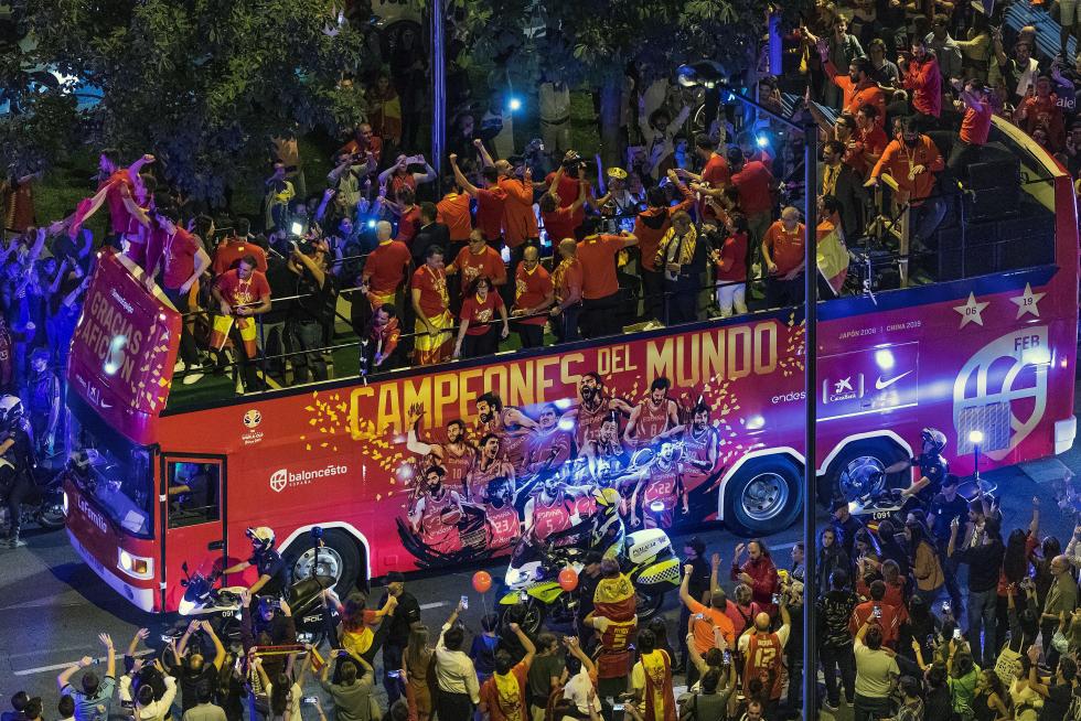 Jugadores y cuerpo técnico de la selección española de baloncesto durante la celebración esta noche en la madrileña plaza de Colón
