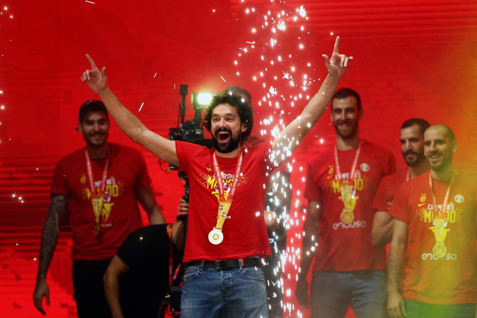 Jugadores y cuerpo técnico de la selección española de baloncesto durante la celebración esta noche en la madrileña plaza de Colón