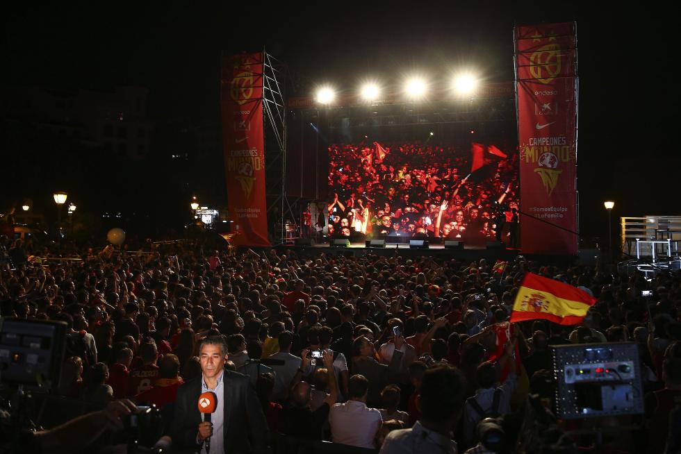 Jugadores y cuerpo técnico de la selección española de baloncesto durante la celebración esta noche en la madrileña plaza de Colón