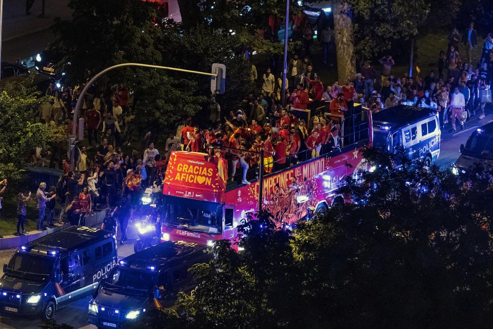 Jugadores y cuerpo técnico de la selección española de baloncesto durante la celebración esta noche en la madrileña plaza de Colón