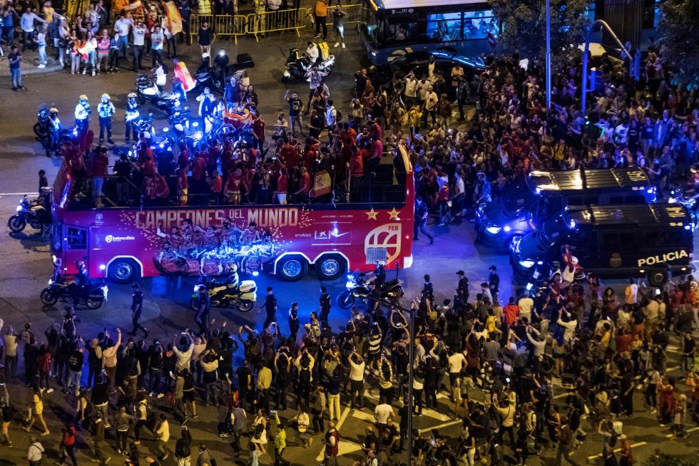 Jugadores y cuerpo técnico de la selección española de baloncesto durante la celebración esta noche en la madrileña plaza de Colón