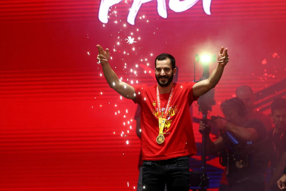 Jugadores y cuerpo técnico de la selección española de baloncesto durante la celebración esta noche en la madrileña plaza de Colón