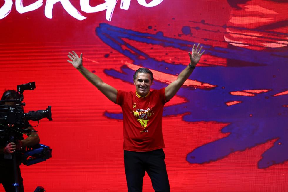 Jugadores y cuerpo técnico de la selección española de baloncesto durante la celebración esta noche en la madrileña plaza de Colón