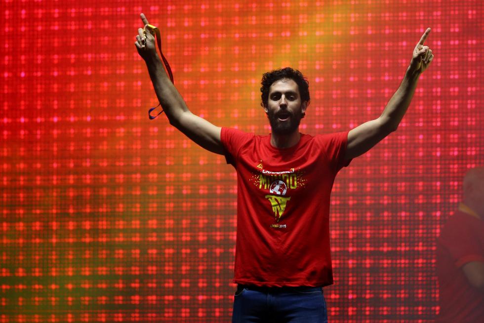 Jugadores y cuerpo técnico de la selección española de baloncesto durante la celebración esta noche en la madrileña plaza de Colón