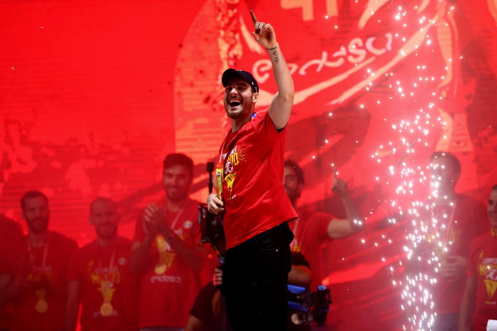Jugadores y cuerpo técnico de la selección española de baloncesto durante la celebración esta noche en la madrileña plaza de Colón