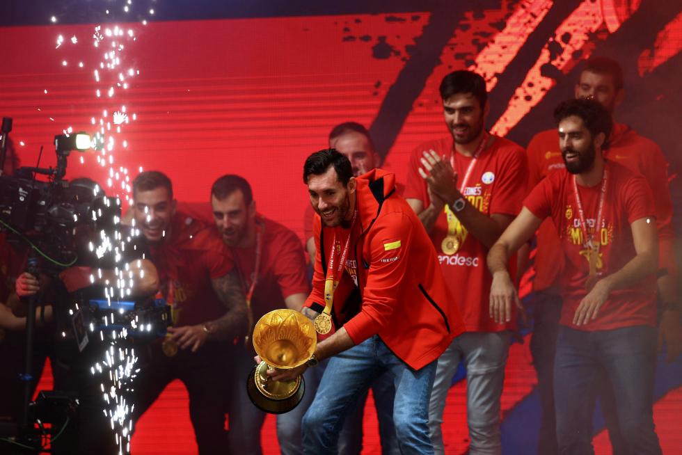 Jugadores y cuerpo técnico de la selección española de baloncesto durante la celebración esta noche en la madrileña plaza de Colón