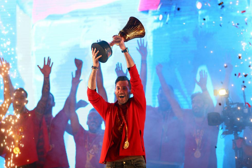 Jugadores y cuerpo técnico de la selección española de baloncesto durante la celebración esta noche en la madrileña plaza de Colón