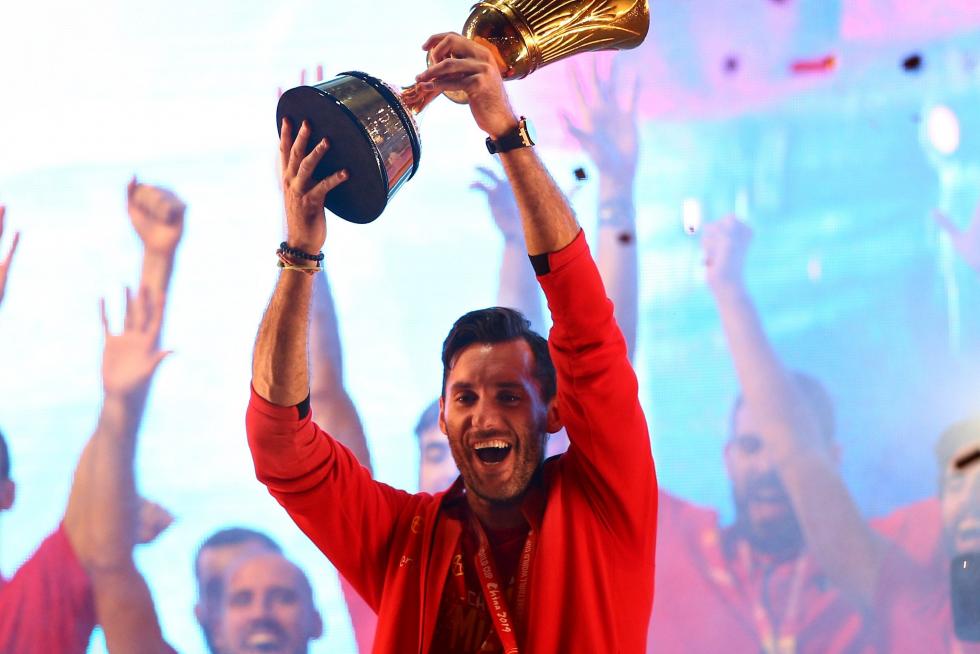 Jugadores y cuerpo técnico de la selección española de baloncesto durante la celebración esta noche en la madrileña plaza de Colón