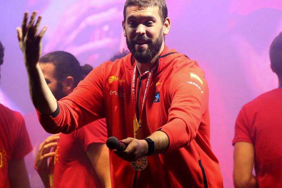 Jugadores y cuerpo técnico de la selección española de baloncesto durante la celebración esta noche en la madrileña plaza de Colón