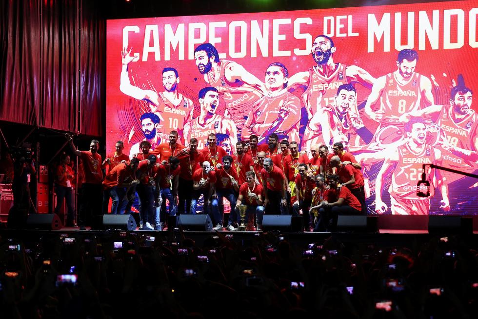 Jugadores y cuerpo técnico de la selección española de baloncesto durante la celebración esta noche en la madrileña plaza de Colón