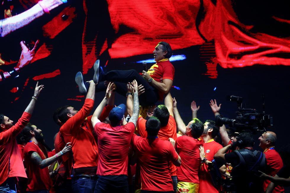 Jugadores y cuerpo técnico de la selección española de baloncesto durante la celebración esta noche en la madrileña plaza de Colón