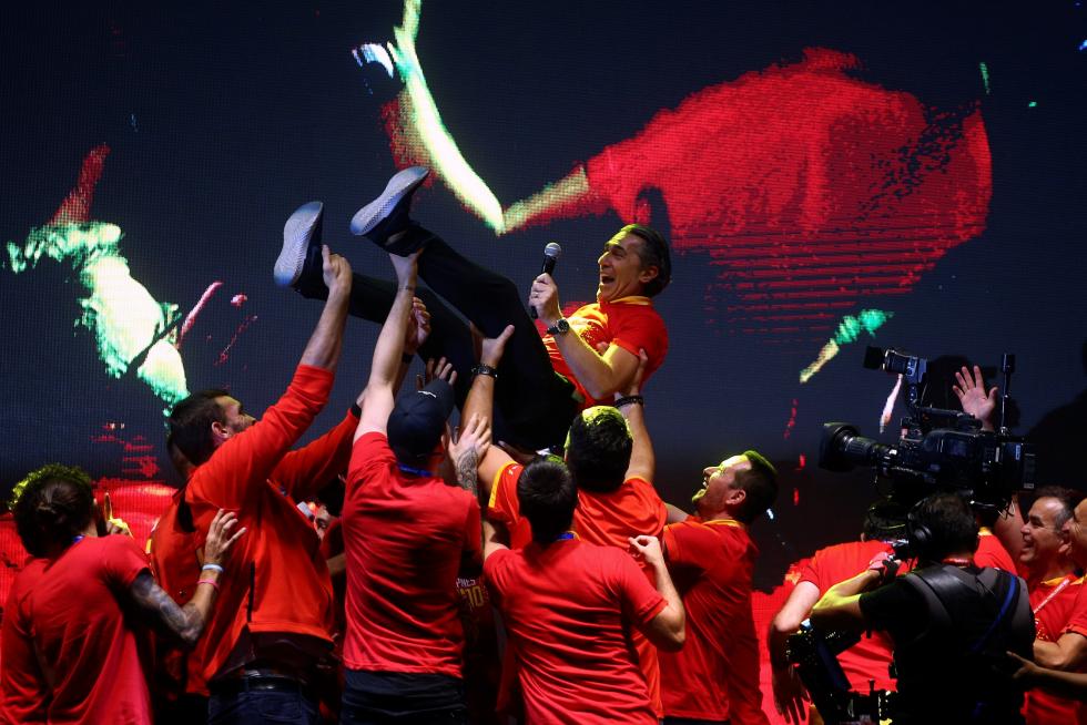 Jugadores y cuerpo técnico de la selección española de baloncesto durante la celebración esta noche en la madrileña plaza de Colón