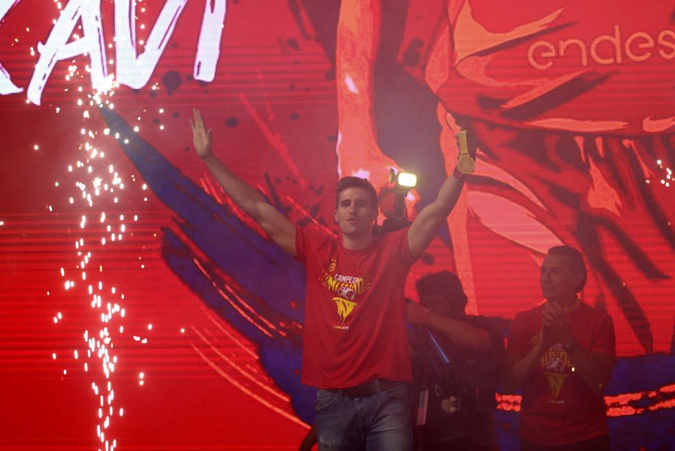 Jugadores y cuerpo técnico de la selección española de baloncesto durante la celebración esta noche en la madrileña plaza de Colón