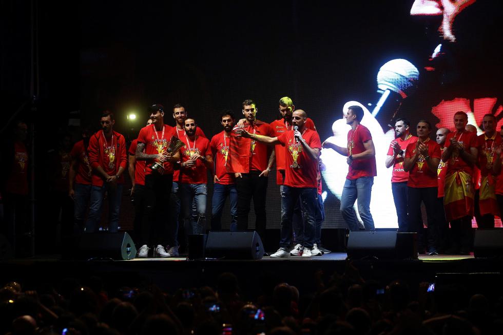 Jugadores y cuerpo técnico de la selección española de baloncesto durante la celebración esta noche en la madrileña plaza de Colón