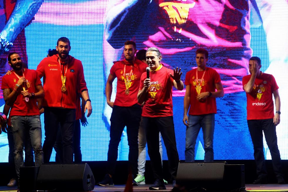 Jugadores y cuerpo técnico de la selección española de baloncesto durante la celebración esta noche en la madrileña plaza de Colón