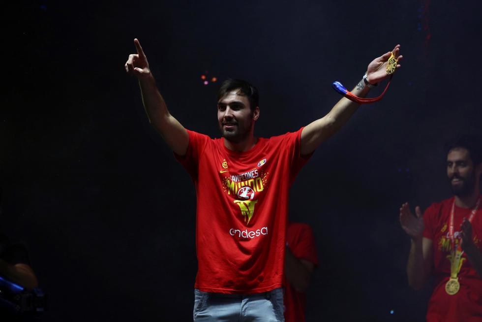 Jugadores y cuerpo técnico de la selección española de baloncesto durante la celebración esta noche en la madrileña plaza de Colón