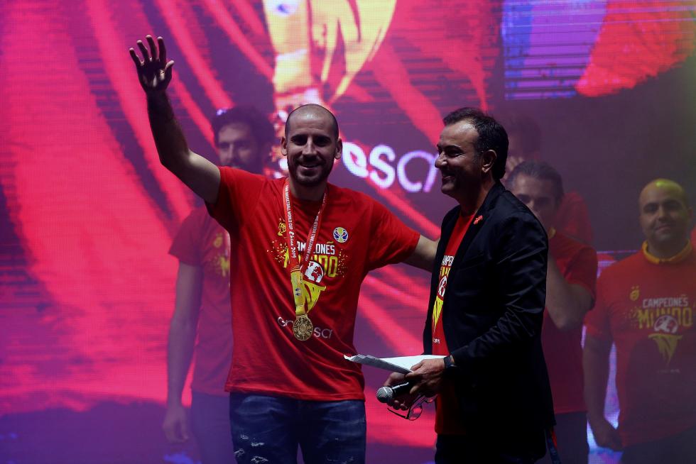 Jugadores y cuerpo técnico de la selección española de baloncesto durante la celebración esta noche en la madrileña plaza de Colón