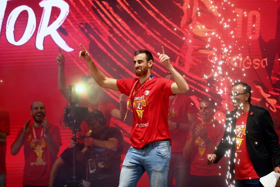 Jugadores y cuerpo técnico de la selección española de baloncesto durante la celebración esta noche en la madrileña plaza de Colón