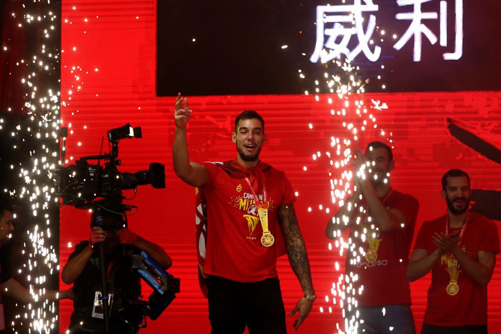 Jugadores y cuerpo técnico de la selección española de baloncesto durante la celebración esta noche en la madrileña plaza de Colón
