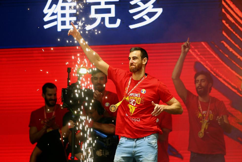 Jugadores y cuerpo técnico de la selección española de baloncesto durante la celebración esta noche en la madrileña plaza de Colón