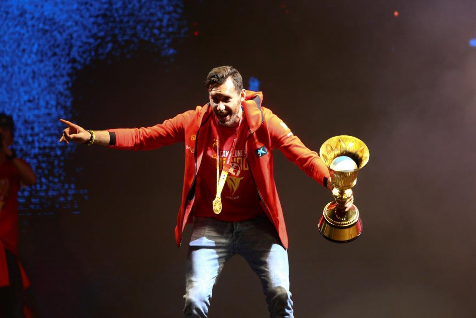 Jugadores y cuerpo técnico de la selección española de baloncesto durante la celebración esta noche en la madrileña plaza de Colón