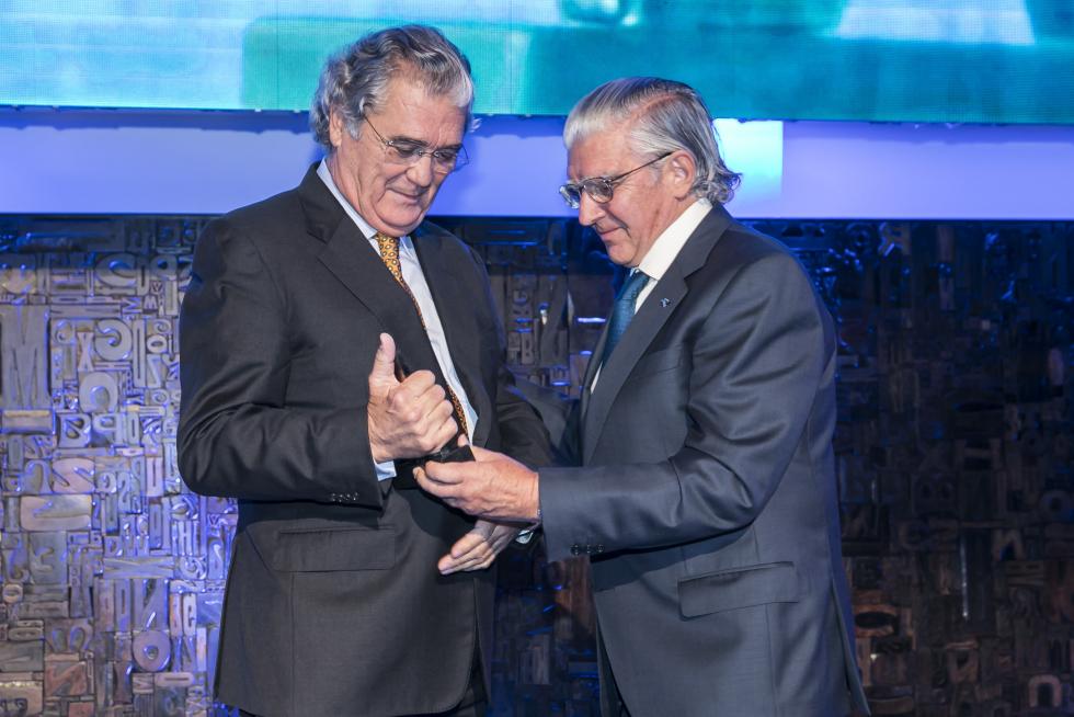 Alfonso Soláns recibe la distinción por el Premio HENNEO, junto a Fernando de Yarza.