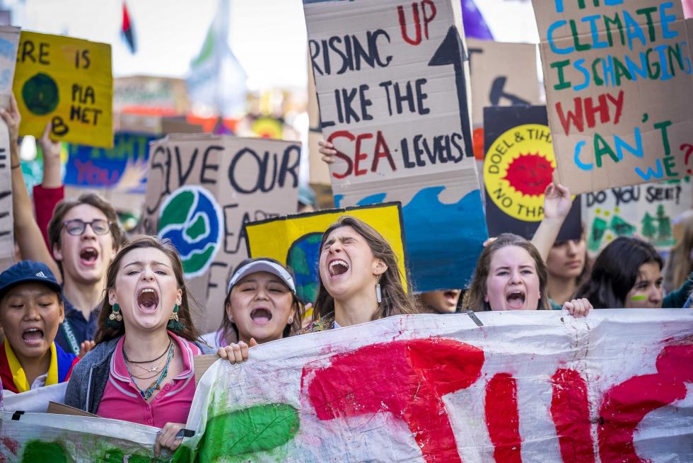 Tirana (Albania), 20/09/2019.- Citiziens and members of different non-government organistation hold posters and wear masks, as they take part in a protest against climate change in Tirana, Albania, 20 September 2019. Albania has joined the protest against climate changing like million of people around the world under the movement Friday for the Future and Climate Strike. (Protestas) EFE/EPA/MALTON DIBRA Climate strike in Albania