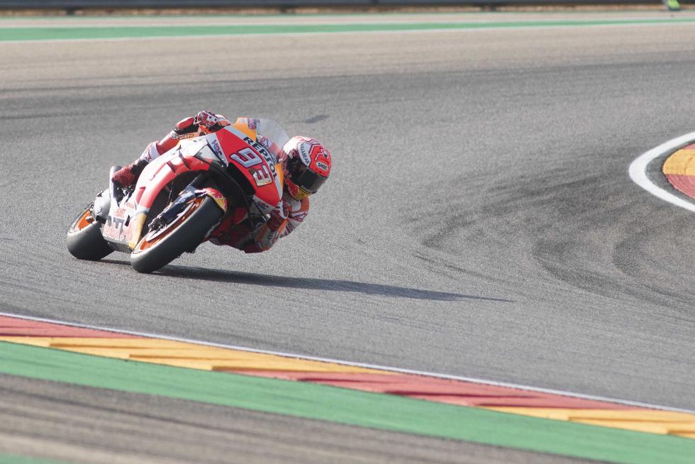 El español Marc Márquez (Repsol Honda RC 213 V) lideró con autoridad la primera jornada de entrenamientos del Gran Premio de Aragón de MotoGP en el circuito Motorland de Alcañiz en la que se pudo apreciar que los principales pilotos de Yamaha se perfilan con sus principales rivales.