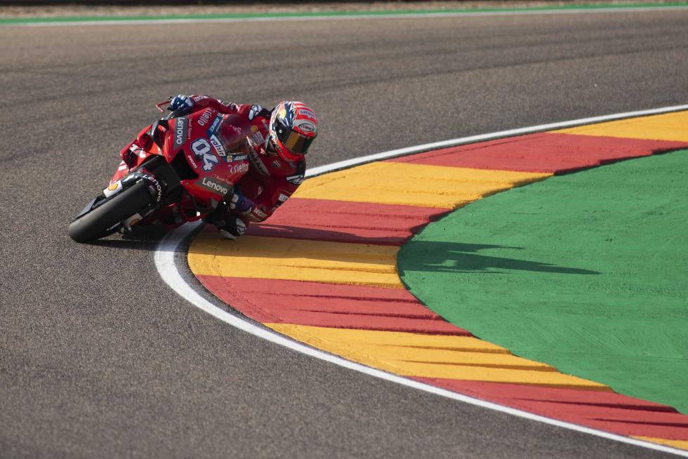 El español Marc Márquez (Repsol Honda RC 213 V) lideró con autoridad la primera jornada de entrenamientos del Gran Premio de Aragón de MotoGP en el circuito Motorland de Alcañiz en la que se pudo apreciar que los principales pilotos de Yamaha se perfilan con sus principales rivales.