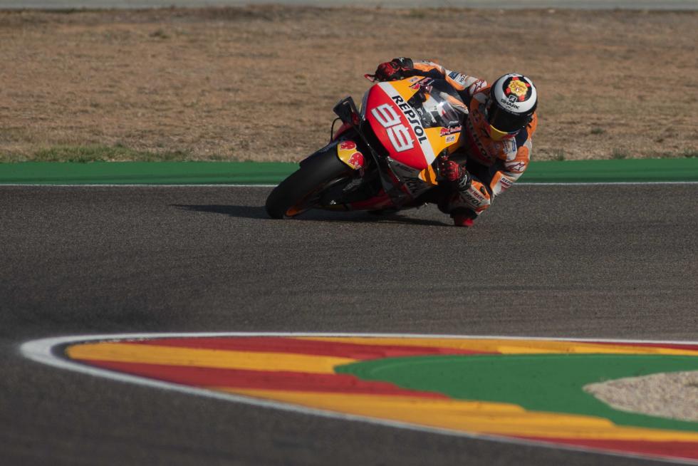 El español Marc Márquez (Repsol Honda RC 213 V) lideró con autoridad la primera jornada de entrenamientos del Gran Premio de Aragón de MotoGP en el circuito Motorland de Alcañiz en la que se pudo apreciar que los principales pilotos de Yamaha se perfilan con sus principales rivales.
